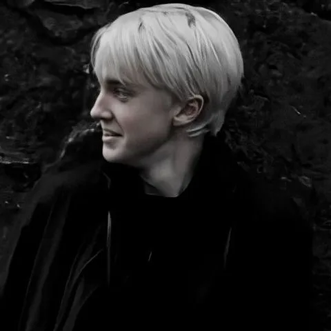 Draco Malfoy: Incontra il personaggio principale del nostro mondo basato sull'intelligenza artificiale, con elenco dei tratti caratteriali e funzionalità di chat basate sull'intelligenza artificiale.