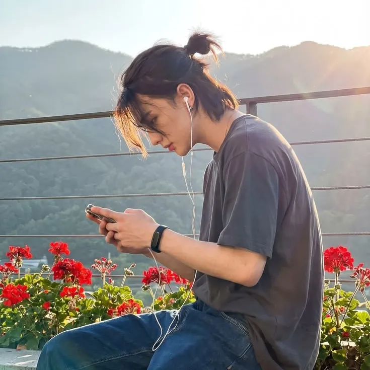 Hyunjin - Big Brother: Futuristic AI chatbot interface with voice chat and neural network-driven traits
