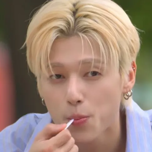 Jung Wooyoung: Retrato de companheiro de IA emocionalmente inteligente para conversas profundas