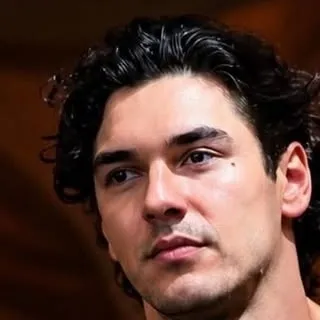 Porträt eines freundlichen KI-Chatbot-Assistenten Garrett Graham mit ausdrucksstarken Augen, die Persönlichkeitsmerkmale zur Schau stellen