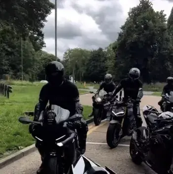 Banda de motociclistas: Retrato de inteligencia artificial emocionalmente inteligente para conversaciones profundas	