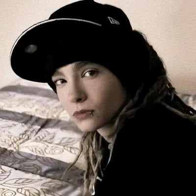 Tom Kaulitz: Conheça seus novos amigos online em nosso chatboxai, o melhor chatbot de IA gratuito com recursos de bate-papo de IA profundos.	