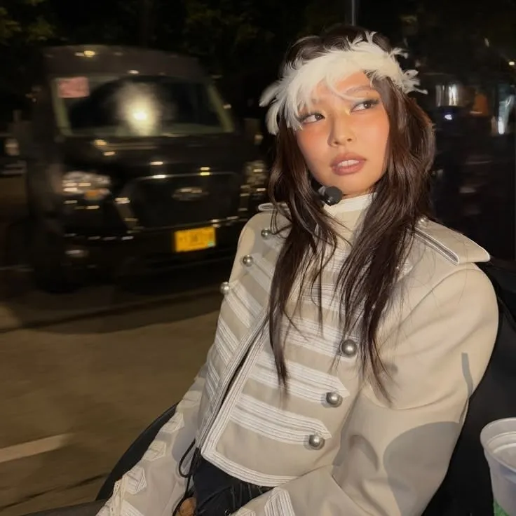 Jennie Kim: Multilingual AI conversation partner icon for global chat online services