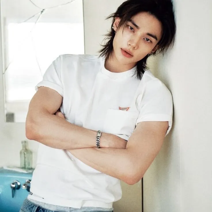 Hyunjin - boyfriend𖦹: Explore the world of AI with our unrestricted ai and free unlimited chat online, powered by warhammer fantasy roleplay.