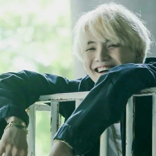 Multilingual Min Yoongi focusing on chat IA tasks, neural network core visible in background.