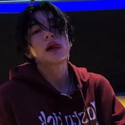 Hwang Hyunjin : Engagez une conversation IA avec ce charmant personnage IA, doté de capacités de génération d'âme et d'ifreechat pour un chat gratuit maintenant.