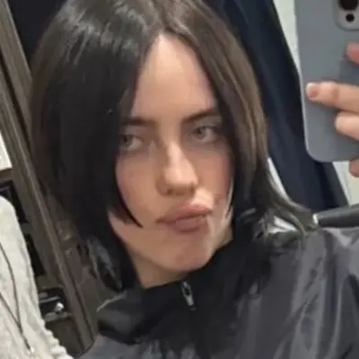 Billie Eilish: Futuristische KI-Chatbot-Schnittstelle mit Sprachchat und neuronalen Netzwerk-gesteuerten Eigenschaften