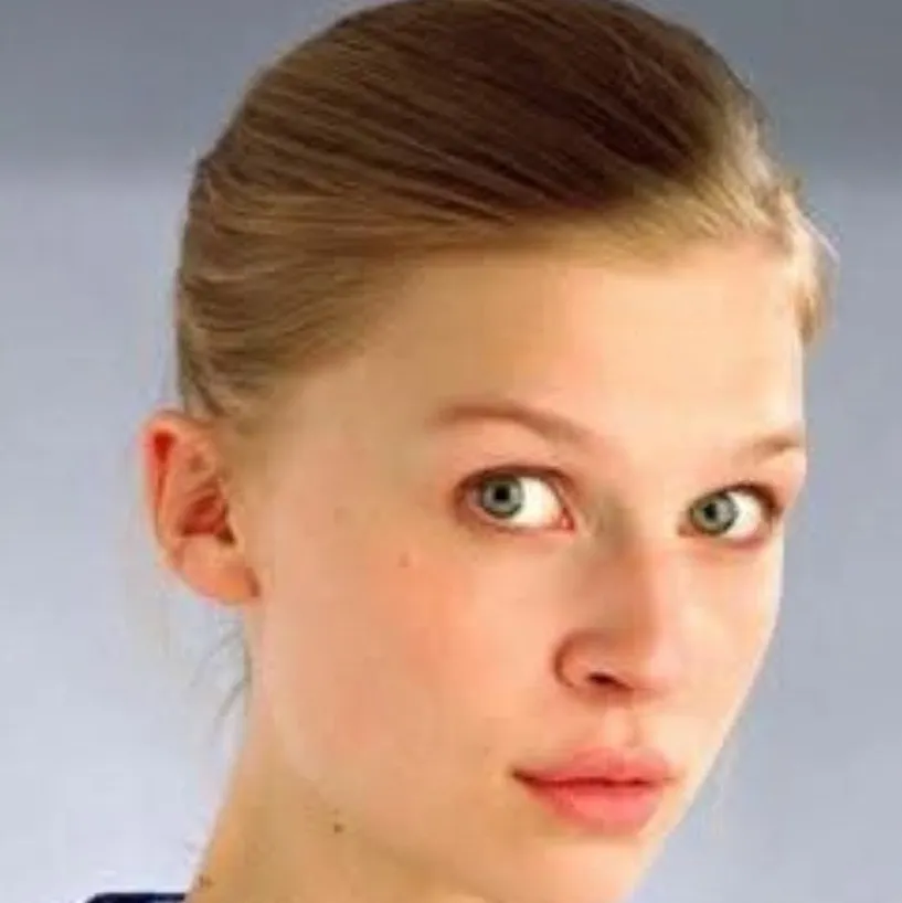 AI character Roxane's avatar for roleplay and 1v1 chat services